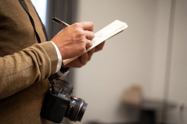 reporter-de-imprensa-que-segue-pistas-em-um-caso-foto-freepik-