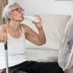 secao-media-de-mulher-sentada-no-sofa-em-casa_1048944-16028520