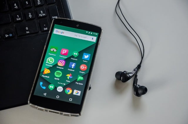 smartphone-celular-aplicativos-Simon-por-Pixabay