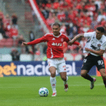 vitoria-z4-internacional-foto-Alan-Patrick-conduzindo-a-bola-enquanto-Baralhas-tenta-tomar-a-posse-Ricardo-Duarte-SC-Internacional