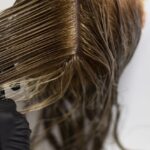 woman-getting-her-hair-washed-beauty-salon-alisamento-cabelo-formol-foto-freepik