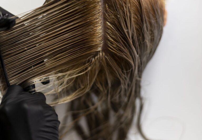 woman-getting-her-hair-washed-beauty-salon-alisamento-cabelo-formol-foto-freepik