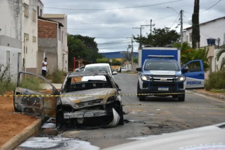 BtS3rDTn-Homem-morre-carbonizado-dentro-de-carro-em-Vitoria-da-Conquista-