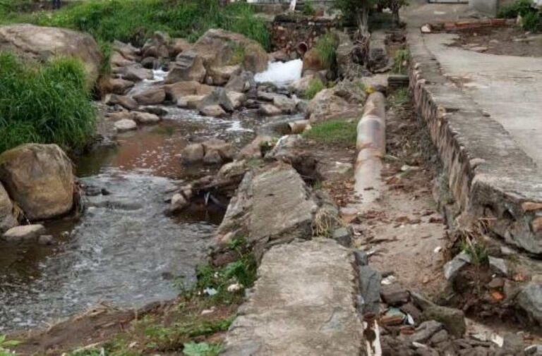 Corrego-na-comunidade-de-Vila-Verde-Foto-leitor-Acorda-Cidade