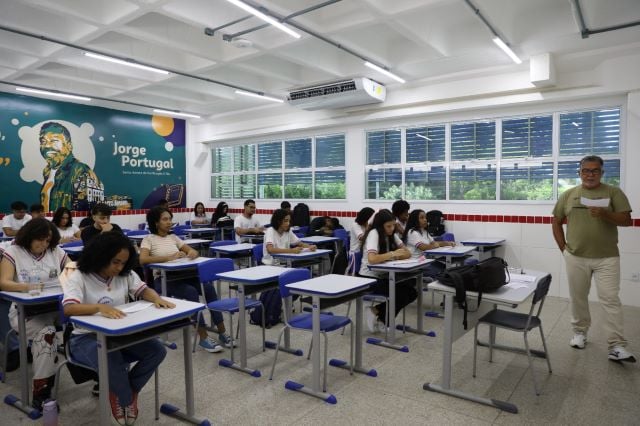 Estudantes-e-professores-da-rede-estadual-sala-de-aula-foto-Emerson-Santos