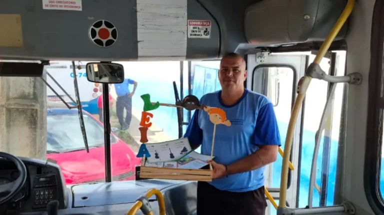 Leitura-no-onibus-escolar-ft-paulo-jose-acorda-cidade