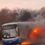 Onibus-da-Novo-Horizonte-pega-fogo-na-BR-030-em-Guanambi