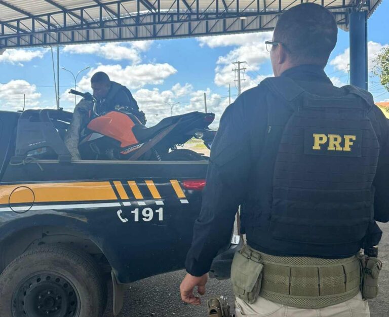 PRF-apreende-motocicleta-roubada-em-onibus-de-turismo-na-BR-116-em-Feira-de-Santana1
