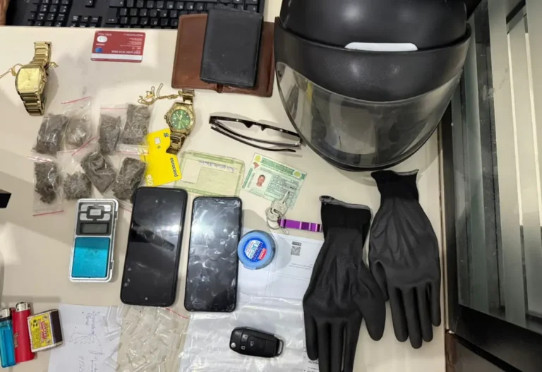 Policia-intercepta-carro-em-Lauro-de-Freitas-e-prende-suspeitos-de-homicidio