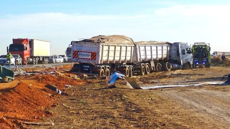 acidente-carreta-transporte-passageiros-foto-reproducao-