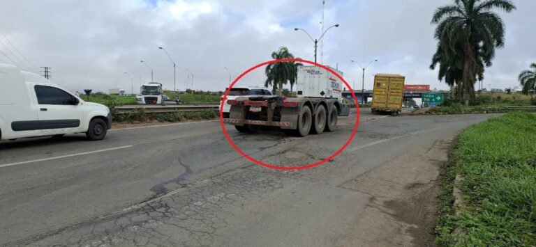 carreta-desprende-eixo-br-324-entrada-de-Feira-de-Santana-viaduto-portal-do-sertao-foto-paulo-jose-acorda-cidade-2