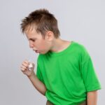 crianca-tossindo-engasgando-engasgada-tosse-menino-foto-freepik