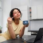 envelhecimento-precoce-pele-cuidados-maquiagem-foto-reproducao-freepik-