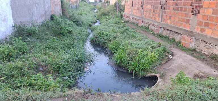 esgoto-rua-E-aviario-feira-de-santana-foto-paulo-jose