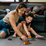 pais-criancas-brincadeira-Creditos-Giselleflissak-iStock