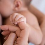 periodo-pos-natal-com-mae-e-filho-amamentacao-freepik