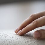 pessoa-cega-lendo-em-casa-scaled-1