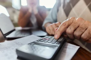 previdencia-idoso-fazendo-calculo-iStock-2077511686
