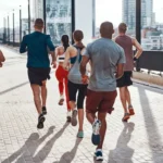 retrovisor-de-pessoas-em-roupas-esportivas-correndo-enquanto-se-exercitam-na-calcada-ao-ar-livre_425904-2212