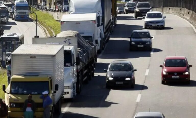 Caminhoneiro-caminhoes-transito-foto-Thomas-Silva-ag-br