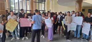Estudantes-de-odontologia-da-Uefs-realizam-manifestacao-ft-paulo-jose-acorda-cidade-0