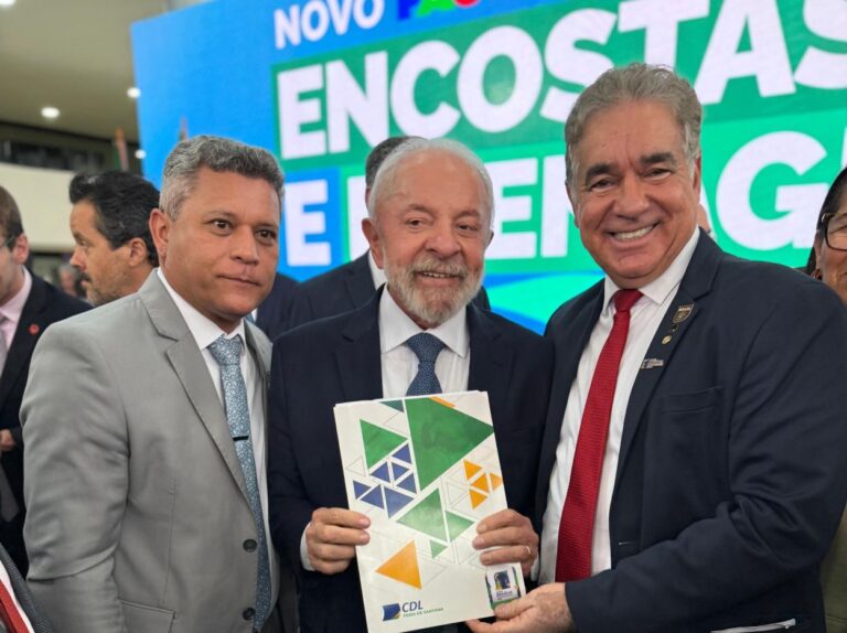 Foto-Divulgacao-CDL-e-ze-neto-Entregam-Carta-a-Lula-durante-missao-brasilia-2025