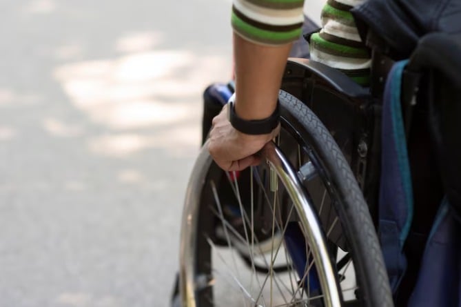 KWTZXfea-pessoa-com-deficiencia-cadeirante