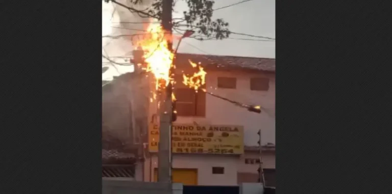 NDlOlcNy-Fiacao-de-poste-em-frente-a-Policlinica-do-Feira-X-pega-fogo-e-deixa-pacientes-e-moradores-sem-energia-em-Feira-de-Santana-ft-paulo-jose-acorda-cidade-7