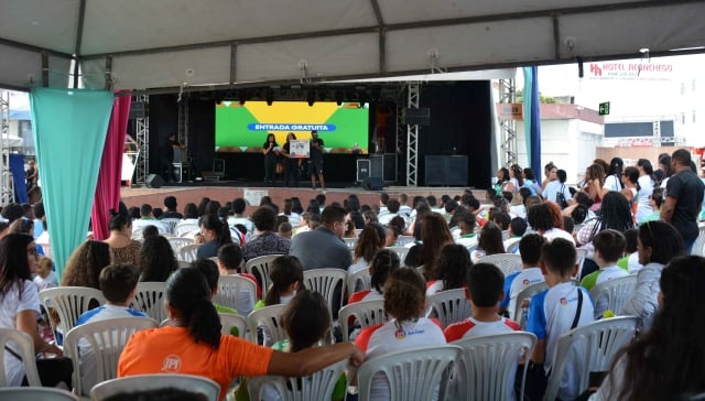 VjqPCwiW-Distribuicao-de-vale-livros-marca-primeiro-dia-de-participacao-de-alunos-das-escolas-municipais-no-Flifs2