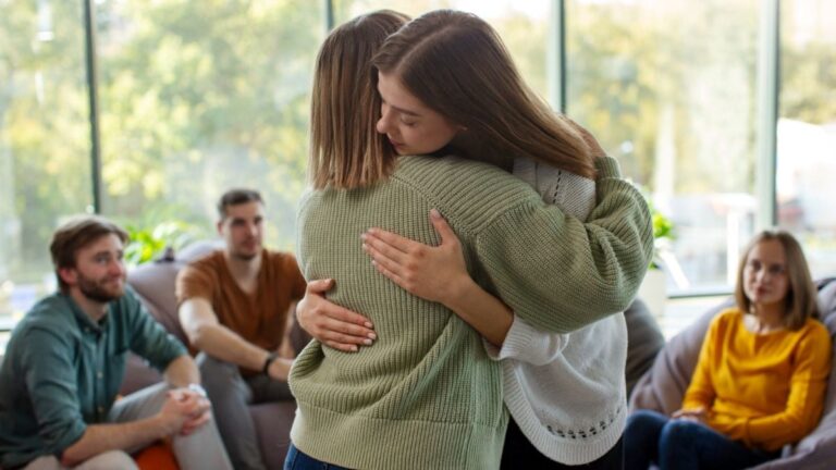 abraco-carinho-acolhimento-demonstracao-de-amor-afeto-suicidio-prevencao-foto-freepik-