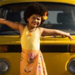 apresentacao-crianca-negra-conbi-carro-amarelo-sorriso-felicidade-foto-divulgacao-