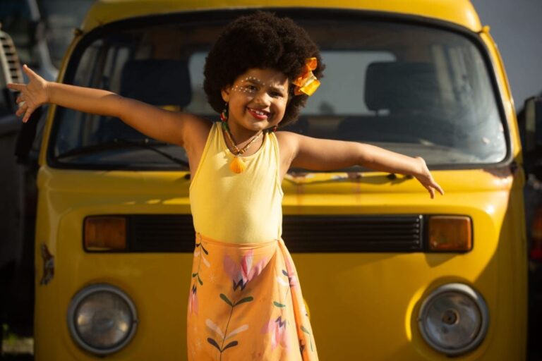 apresentacao-crianca-negra-conbi-carro-amarelo-sorriso-felicidade-foto-divulgacao-