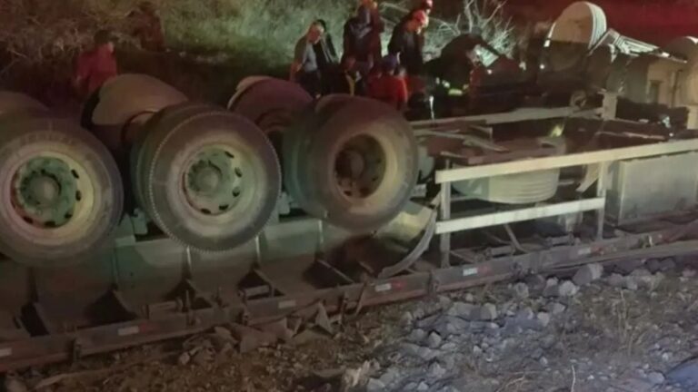 caminhao-tombar-ba-262-foto-reproducao-