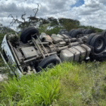 carreta-tomba-BR-242-Foto-Leandro-Alves-Bahia10com_br_