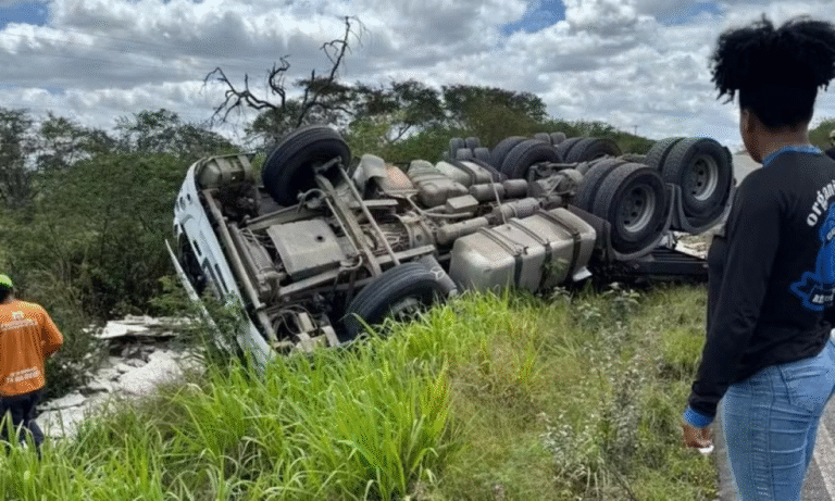 carreta-tomba-BR-242-Foto-Leandro-Alves-Bahia10com_br_
