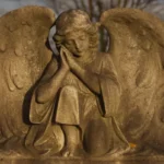 estatua-de-anjo-no-cemiterio_1048944-11407944