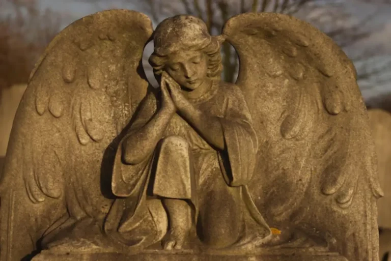 estatua-de-anjo-no-cemiterio_1048944-11407944