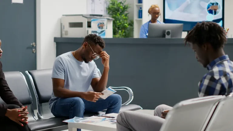 grupo-de-pessoas-sentadas-na-area-de-espera-da-instalacao-e-lendo-panfletos-de-seguro-de-saude-esperando-pelo-medico-pacientes-no-centro-de-saude-com-consultas-de-check-up-para-curar-doencas
