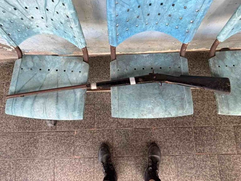 homem-e-conduzido-a-delegacia-por-violencia-domestica-e-posse-de-espingarda-sao-goncalo-dos-campos-foto-policia