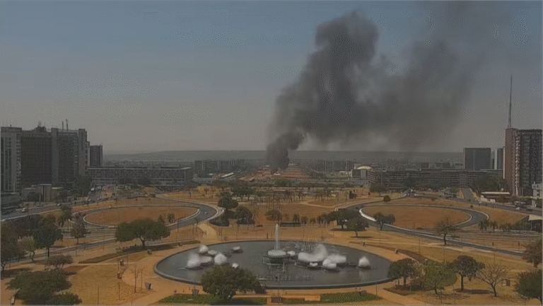 incendio-atingi-banheiros-quimicos-em-Brasilia-foto-reproducao-tv-globo-