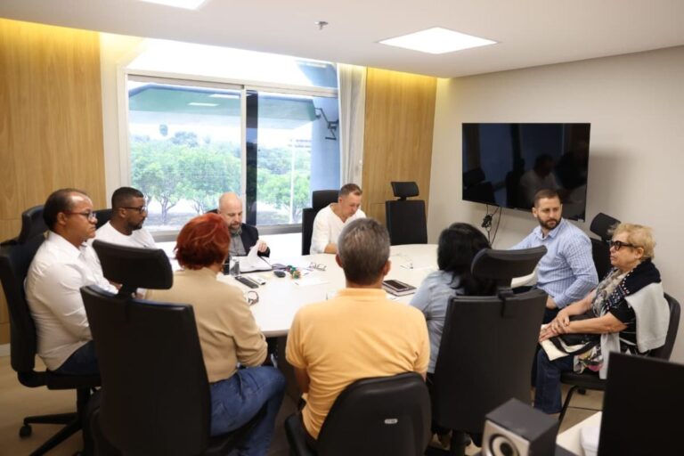 reuniao-pessoas-mesa-plano-educacao-foto-Andre-Fofano