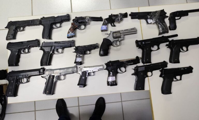 simulacros-de-armas-e-balancas-de-precisao-apreendidos-com-adolescentes-3