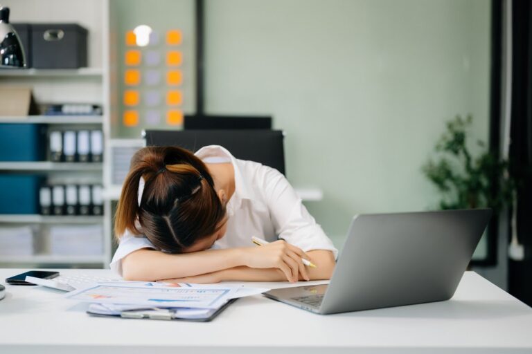 trabalho-cansado-foto-freepik