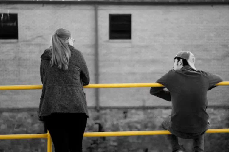 vista-traseira-de-um-homem-de-pe-contra-a-parede_1048944-6359269-freepi