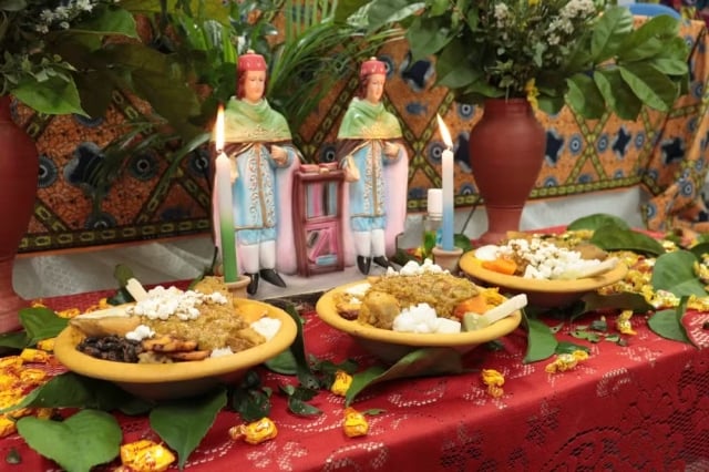 yM6k6Run-Oferendas-de-Caruru-de-Sao-Cosme-e-Damiao-diante-dos-santos-ft-g1-Tata-Ricardo