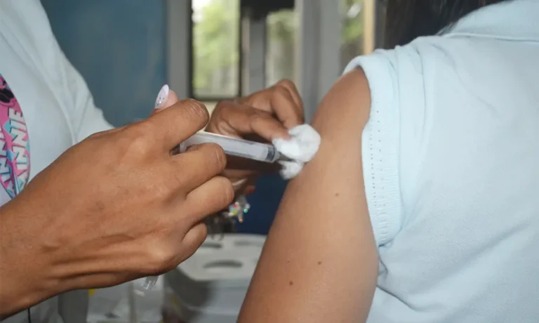 0JsRrPEN-Vacinacao-contra-gripe-e-ampliada-para-publico-acima-de-6-meses-foto-Thiago-Paixao-22