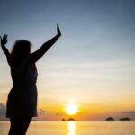 7mavUr06-medium-shot-woman-spending-day-alone-beach-foto-frepik-gratidao-agradecimento-