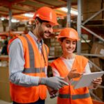 Auxiliar-de-producao-logistica-industria-foto-freepik