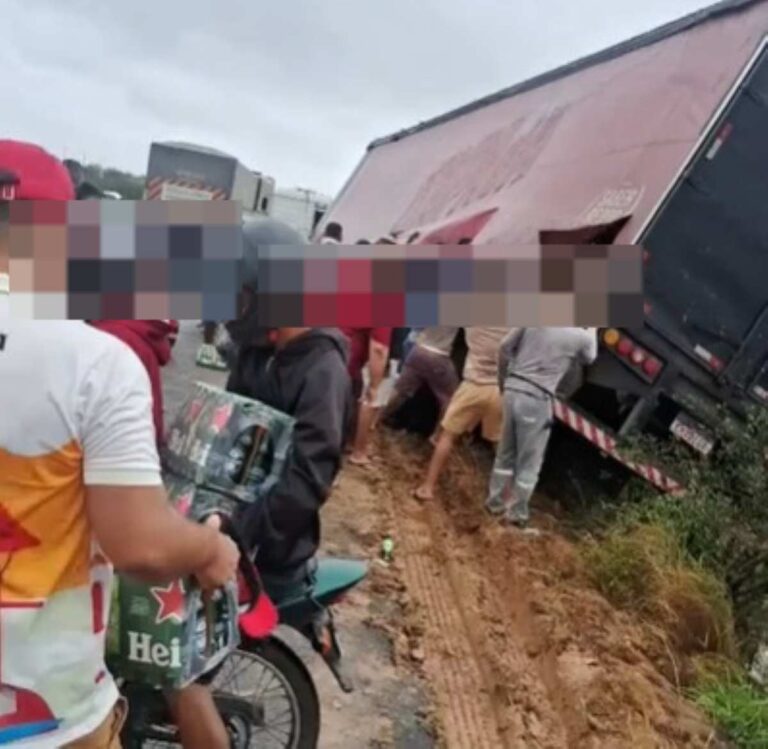 Carga-de-cerveja-saqueada-na-BR-116-Foto-Reproducao-Redes-Sociais-221025