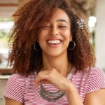 Dia-Mundial-da-Saude-Bucal-especialistas-compartilham-5-dicas-para-ter-um-sorriso-saudavel-mulher-aorrindo-sorriso